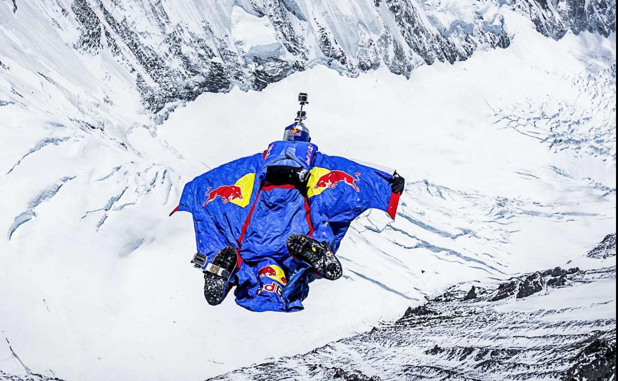 Imagen de un deportista realizando un salto base. 