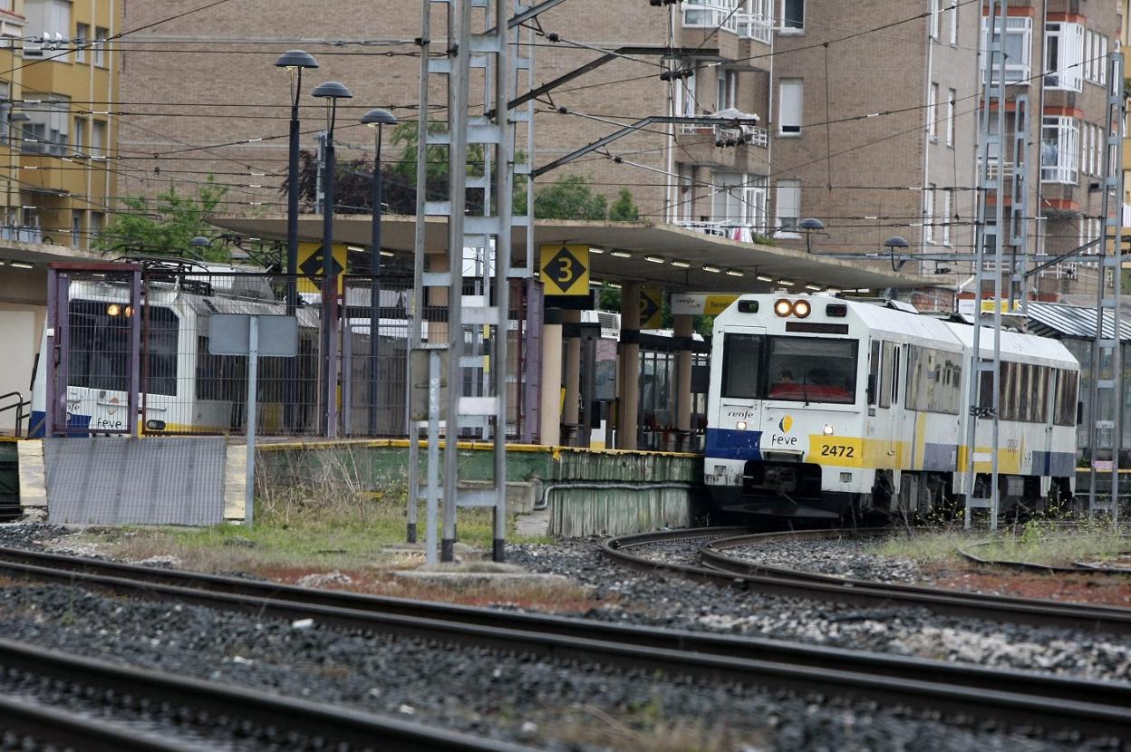 Trenes en la estación de Feve de Torrelavega, junto al actual aparcamiento en superficie. luis palomeque