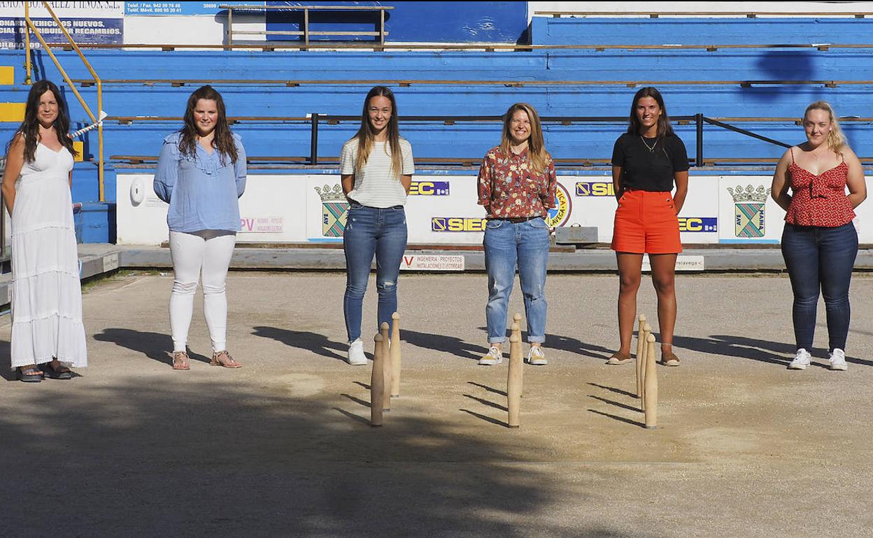 Tamara Santamaría, Blanca Ruiz, Alba García, Laura Abascal, Marta Castillo, Alba Gutiérrez y Mayka Rodríguez en la bolera Carmelo Sierra