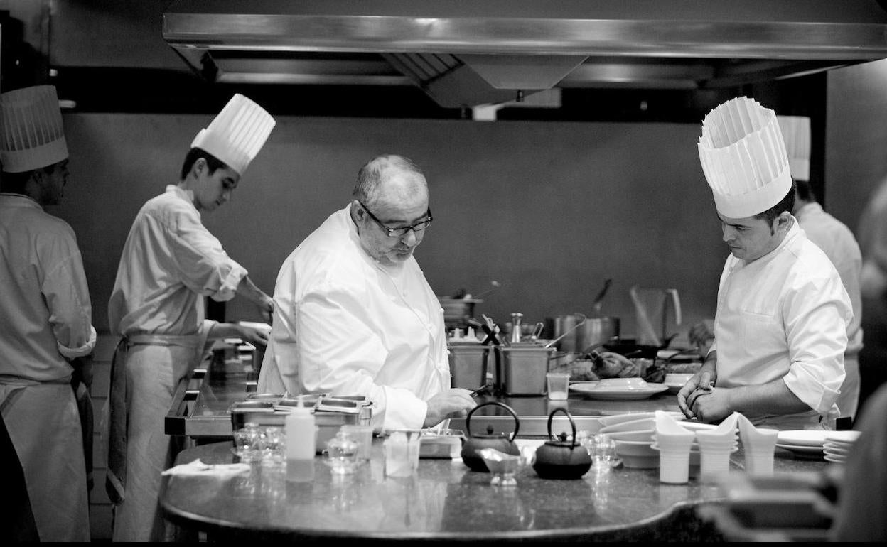 Fotografía de archivo de Santi Santamaría, cocinero español, junto a su equipo en el restaurante Santi en el complejo turístico en Marina Bay Sands, Singapur.