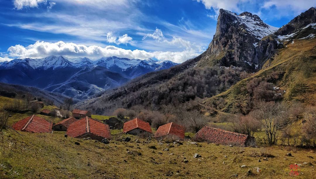 No es de extrañar que cuando uno mira a los Picos de Europa nevados sienta una 'llamada'. Para hacer este increíble recorrido os aconsejo que vayáis bien equipados y con alguien que conozca la zona