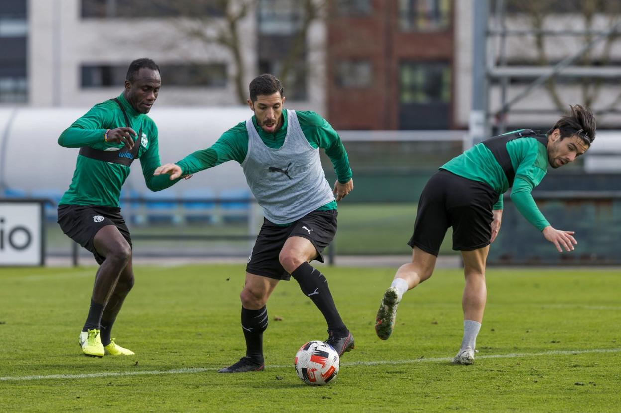 Nana, Álvaro Cejudo y Martín Solar, durante un entrenamiento en La Albericia. 