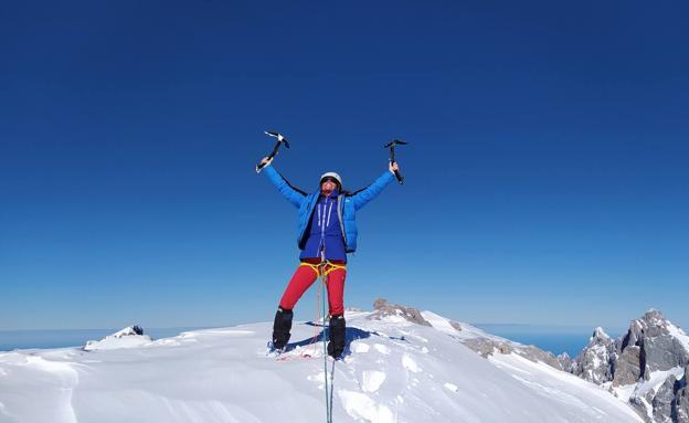 Imagen. Raquel García, en la cima de Torre Blanca.