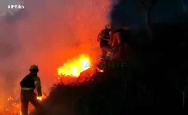 Las BRIF de Ruente atacan con sus batefuegos un incendio provocado ayer en Silió.