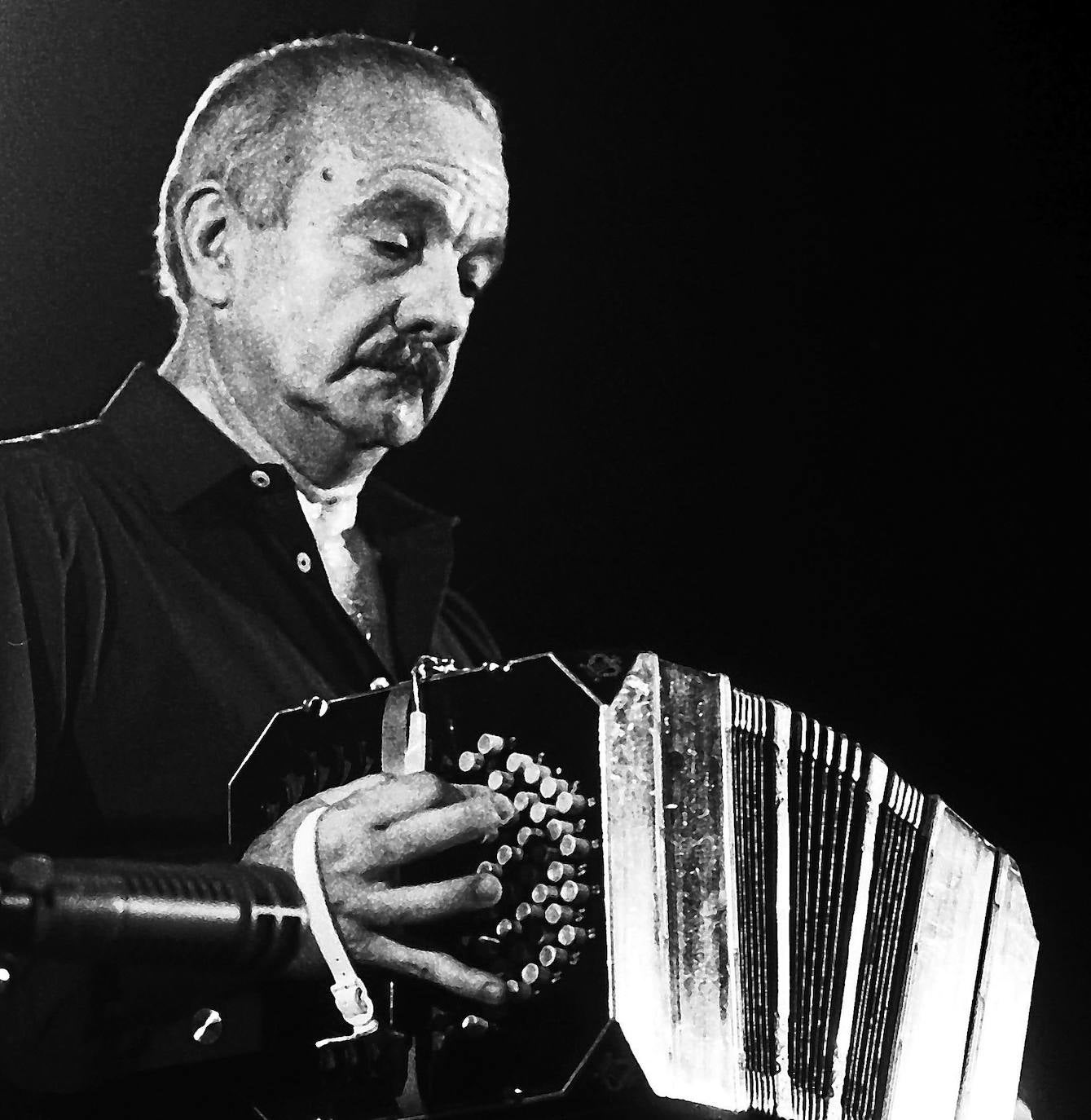 Astor Piazzolla con su inseperable bandoneón, durante una de sus actuaciones