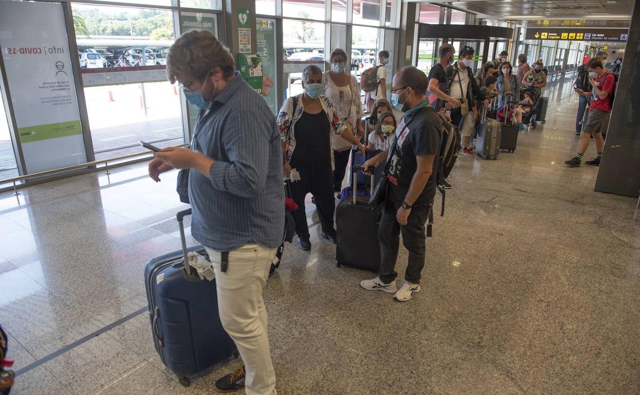 Pasajeros en el aeropuerto Seve Ballesteros de Santander.