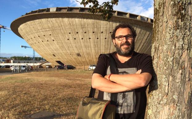 José Manuel Cortizas, frente en el pabellón de Saint Nazaire, en Francia.