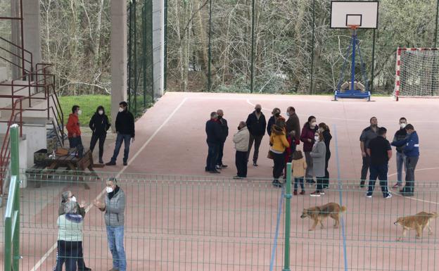 Imagen principal - Ambiente en el complejo deportivo Generoso Gómez y en Nuestra Señora de Miera 