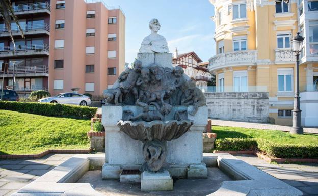 Monumento a la Marquesa de Pelayo. Obra de Mariano Benlliure, se sitúa frente al BNS. En la concha hay sólo agua estancada (y trozos de ladrillo tapando el hueco hacia el foso, que está vacío). 