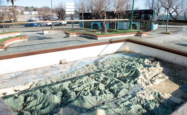 El mapa en relieve de Cantabria. Obra de José Torné Jiménez y ubicado en la plaza de las Brisas, ha sido objeto de restauraciones varias veces. No tiene el agua que representaría el mar Cantábrico. 