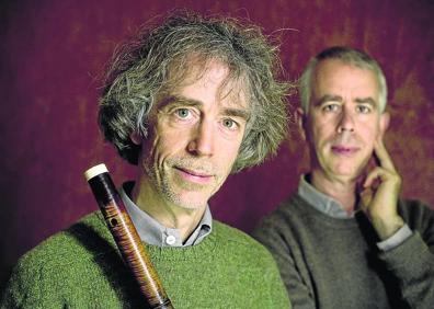 Imagen secundaria 1 - Marc & Pierre Hantaï y Josías Rodríguez tocando la guitarra barroca.