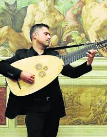 Imagen secundaria 2 - Marc & Pierre Hantaï y Josías Rodríguez tocando la guitarra barroca.