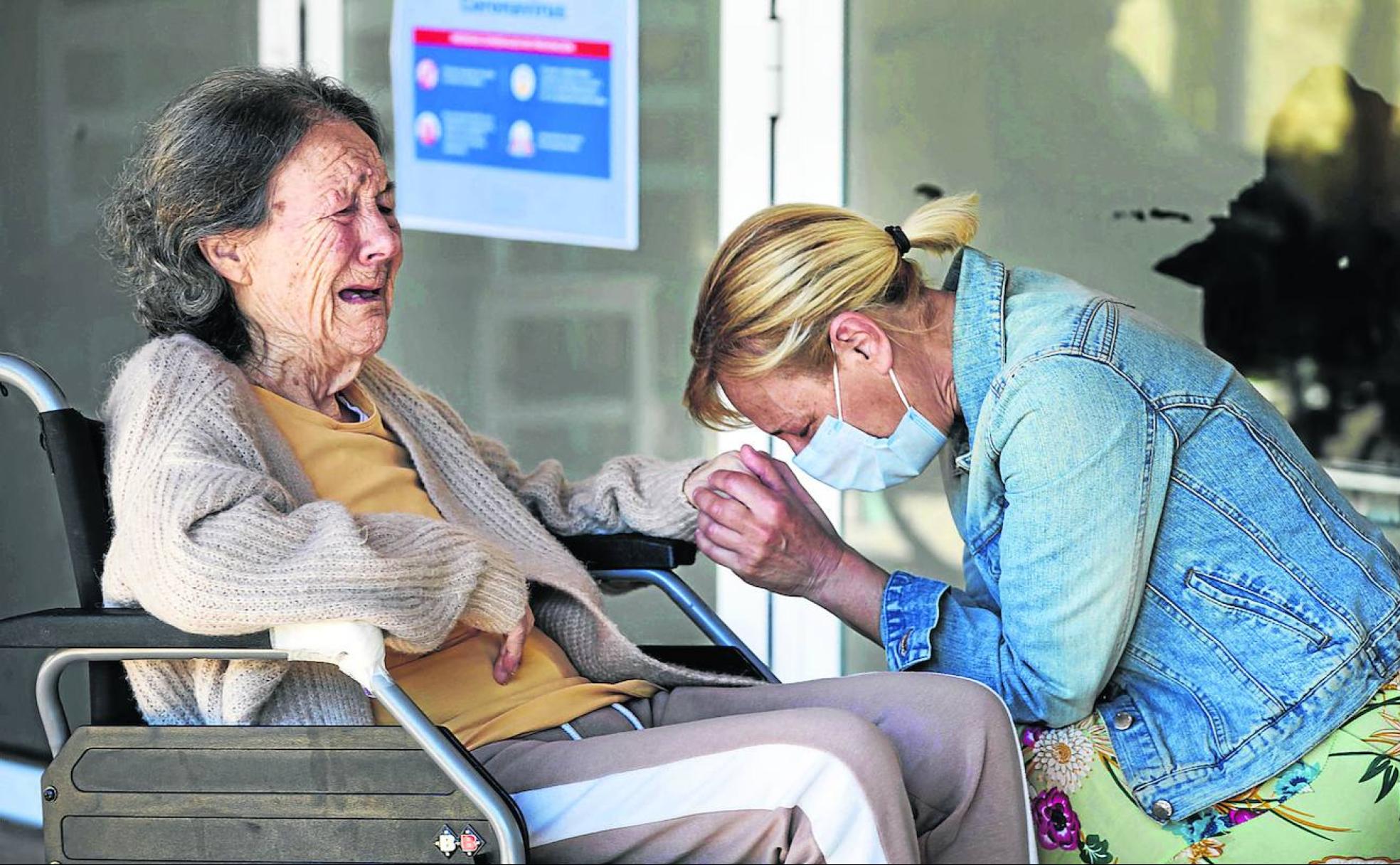 María Jesús de Diego fue a la residencia San Cipriano, en Santa Cruz de Bezana, para visitar a su madre después de los meses de cuarentena. Nada más juntarse en el patio exterior se dieron la mano y ambas se echaron a llorar.