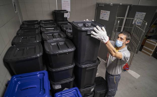 Almacén final del residuo. Antonio Gárate, trabajador de gestión de residuos, recoge los cubos de una sala intermedia que hay en cada planta donde los ha depositado el personal de limpieza tras haberlos cerrado herméticamente. Una vez ahí, los transporta en ascensor hasta el almacén final de residuos y los coloca para su posterior transporte. En la imagen, la sala de almacenaje correspondiente a las Tres Torres. 