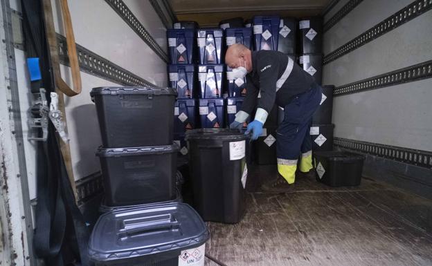 Destino final de 2.000 cubos a la semana: Burgos. Dos veces al día, el camión carga los contenedores y hace el viaje hasta Burgos; en picos de ola lo hacen hasta tres veces, debido al volumen de residuos que se genera, incluso hubo que recurrir a la planta de Meruelo (donde el tratamiento es mediante incineración). Este domingo, sin embargo, el camión no acudirá: los residuos, como la incidencia del covid, han bajado. 