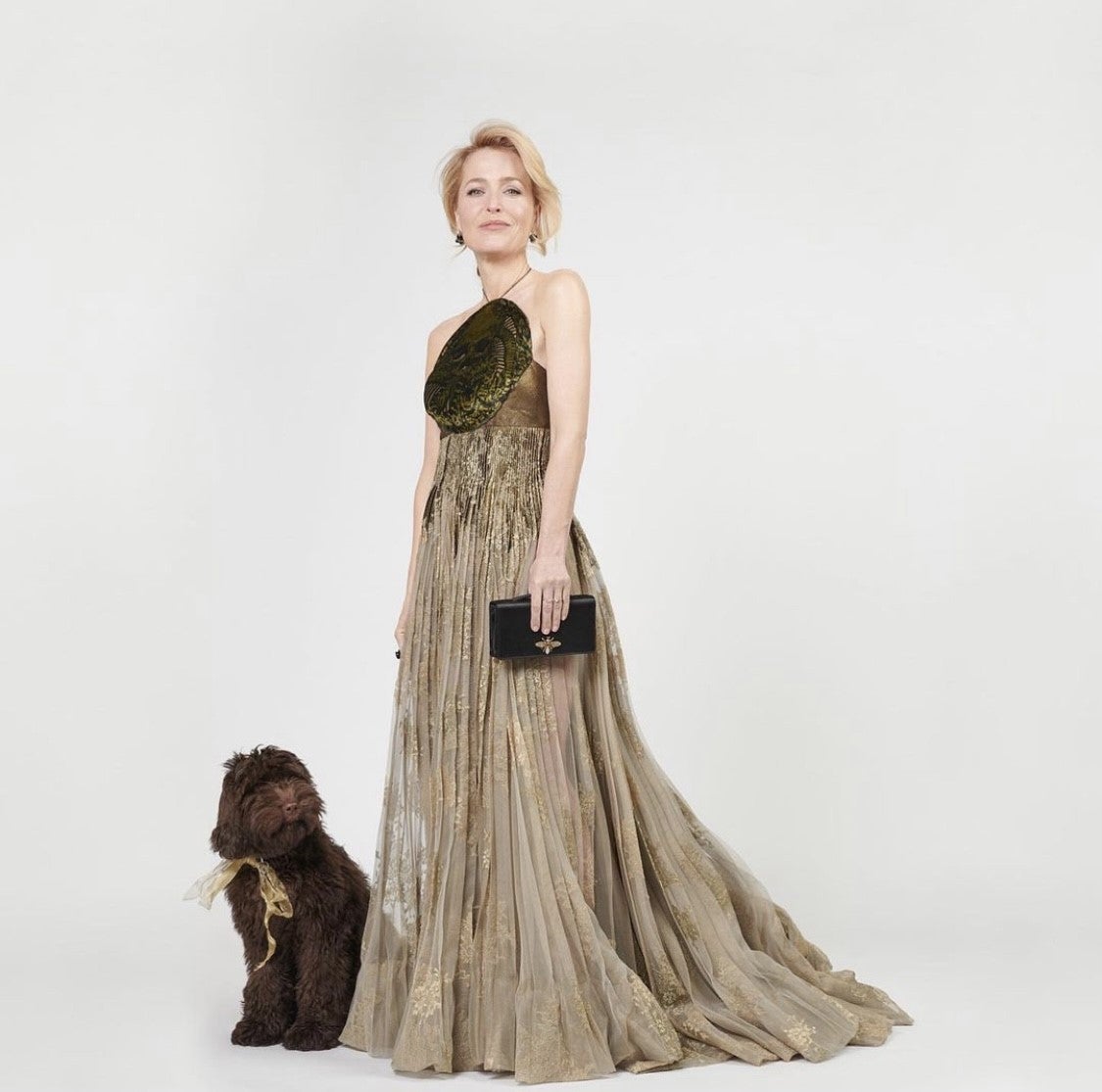 La actriz se llevó el premio a mejor actriz secundaria por su interpretación de Margaret Thatcher en 'The Crown', eligió un vestido de alta costura de Christian Dior. Me encanta la foto porque posó con su perrito, la foto no puede ser más ideal. 