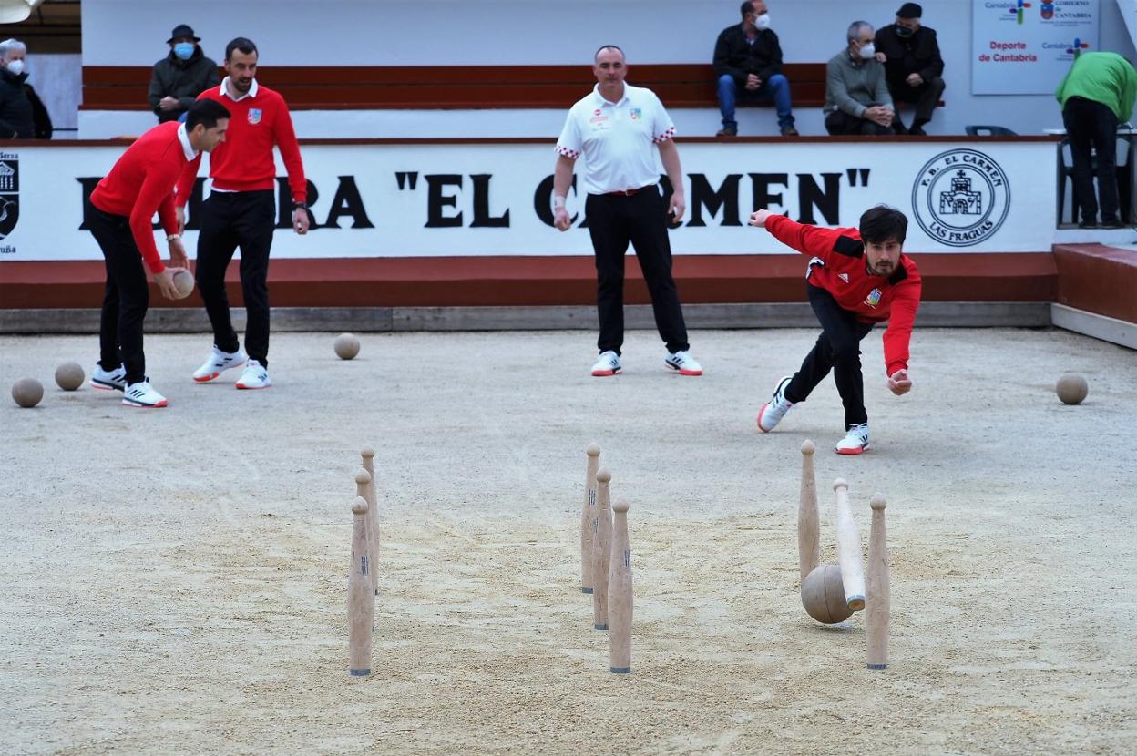 Mario Pinta birla ayer para Andros ayer en Las Fraguas ante sus compañeros Pablo Lavín y Cristian y Lolo Lavid. 