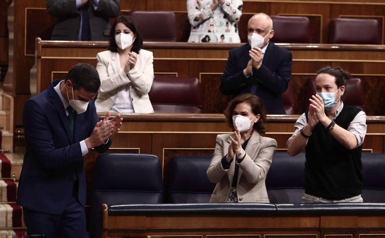 El presidente del Gobierno, Pedro Sánchez, y la vicepresdenta Carmen Calvo en el pleno del Congreso la semana pasada.