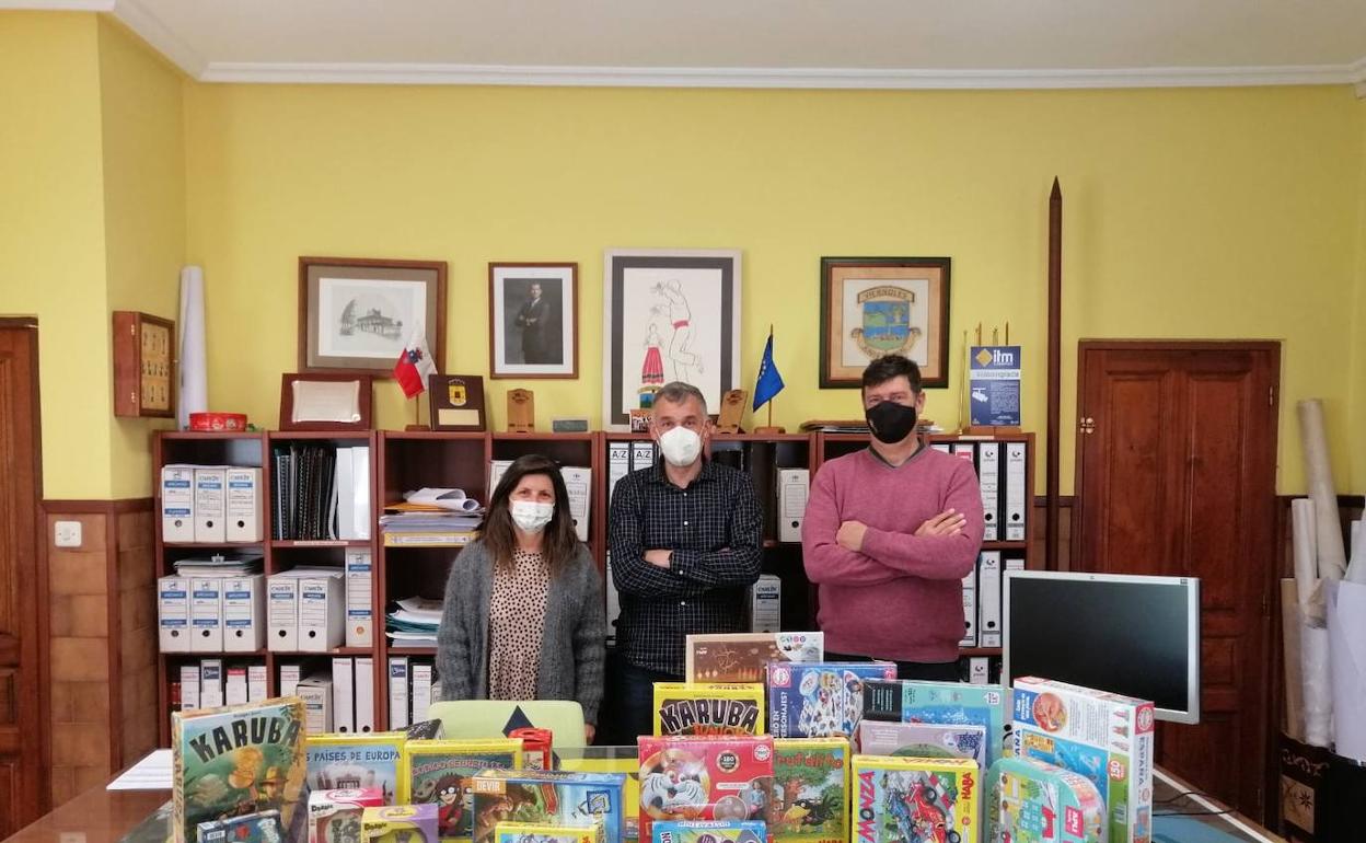 Torrelavega entrega juegos y libros al AMPA del colegio Dobra para los 'grupos burbuja'