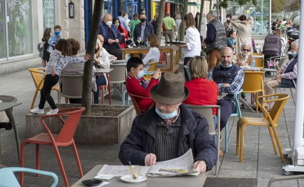 Baja la incidencia del covid y la ocupación de la UCI en Cantabria