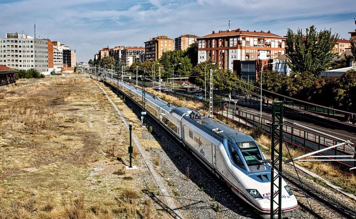 Un tren AVE, a su llegada a la estación de Palencia. 