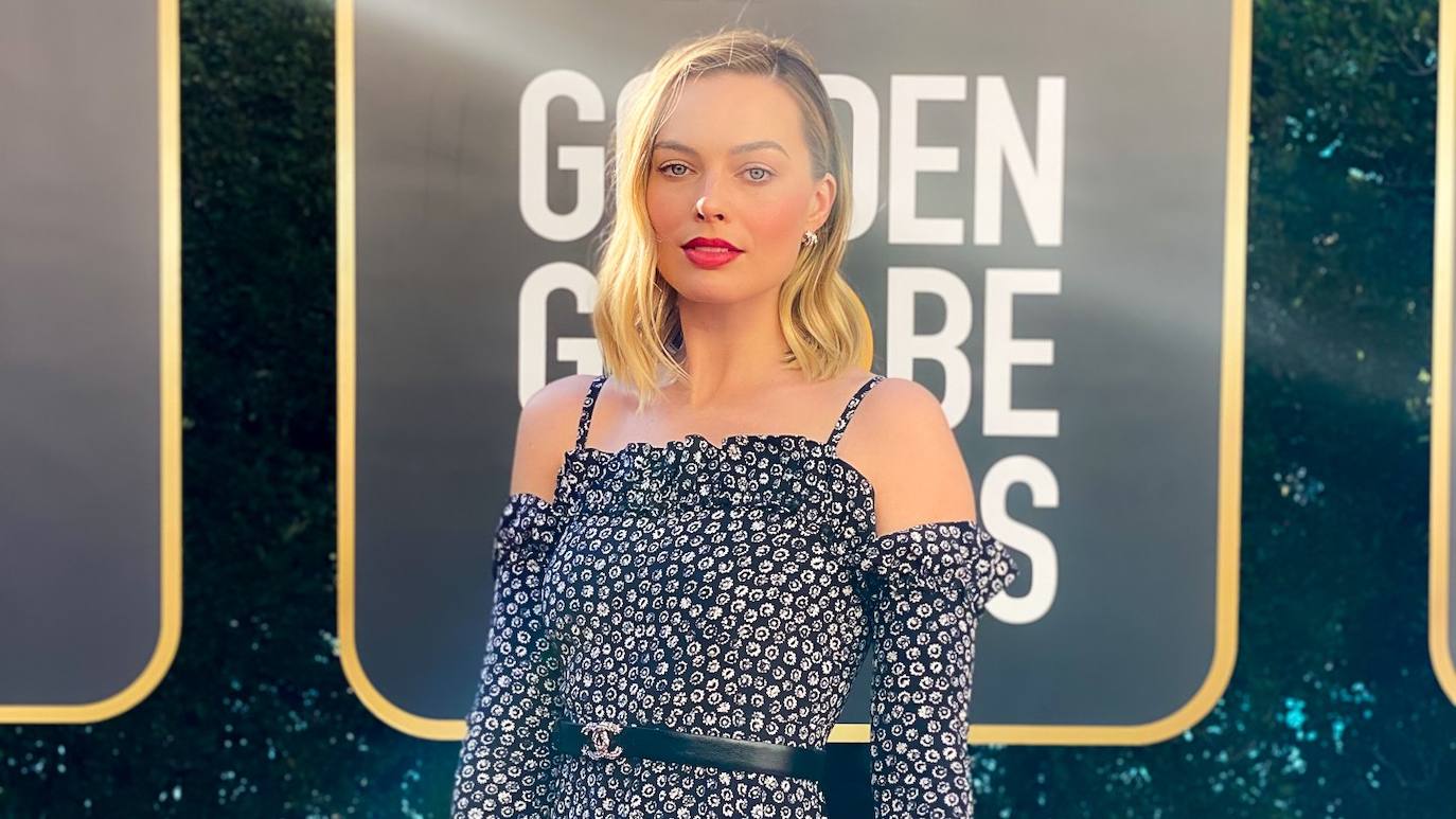 Imagen. Margot Robbie inauguró la atípica alfombra roja en la cuenta de Twitter de los Globos de Oro.