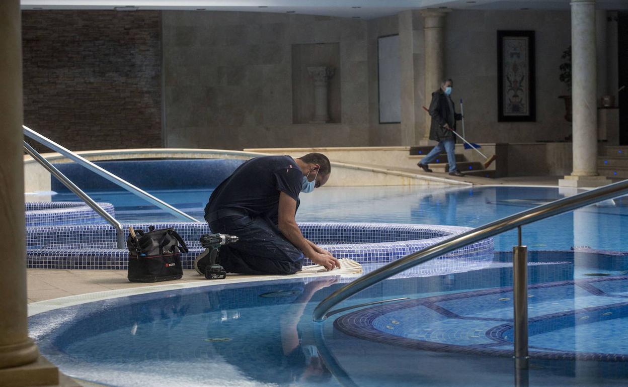 Trabajadores de mantenimiento en un hotel cerrado por la pandemia.