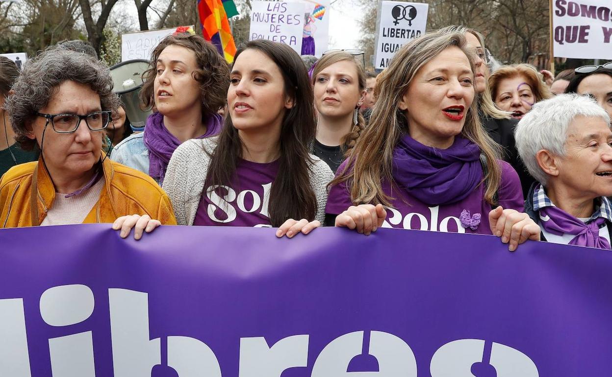 Rosell, segunda por la derecha, junto a Irene Montero el pasado 8-M. 