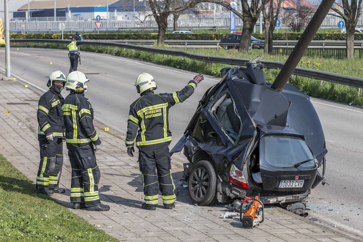 Herido grave el conductor de un coche que se empotró contra una farola en la avenida de Parayas