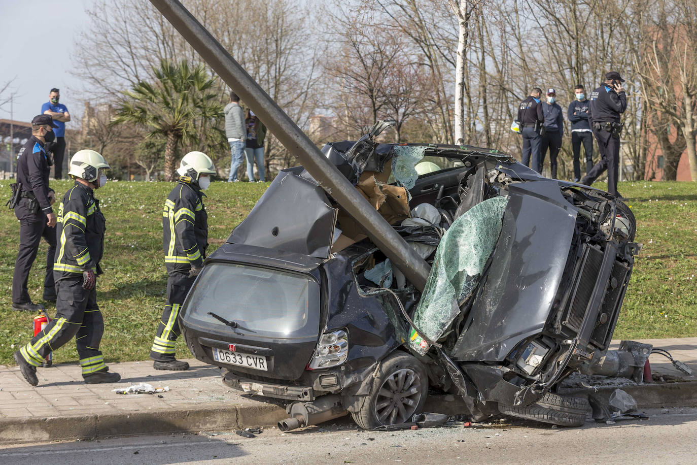 Herido grave el conductor de un coche que se empotró contra una farola en la avenida de Parayas