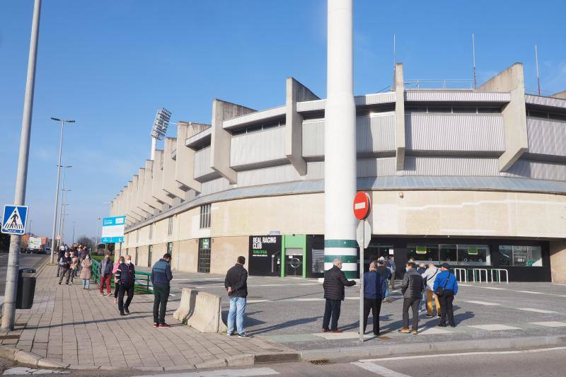 Ante las nuevas medidas de aforo en eventos deportivos, que permitirá que en los Campos de Sport puedan congregarse hasta 6.666 espectadores, este miércoles por la mañana se han visto largas colas para comprar entradas para el partido del domingo entre el Racing y la Real Sociedad B.