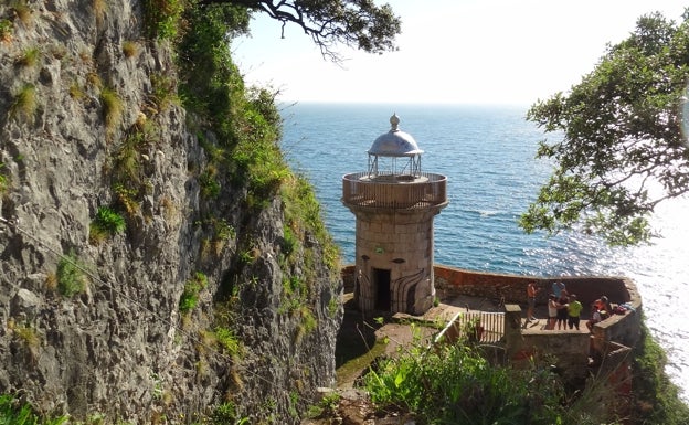 Por el monte Buciero a los faros del Caballo y el Pescador