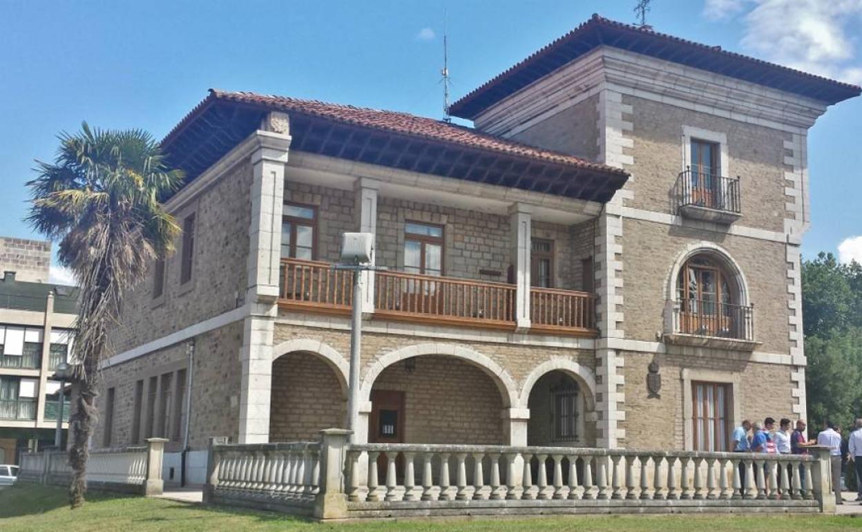 Casa Consistorial de Los Corrales de Buelna.