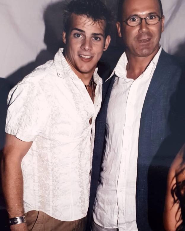 Pedro López, compañero de El Diario Montañés, junto al cantante.