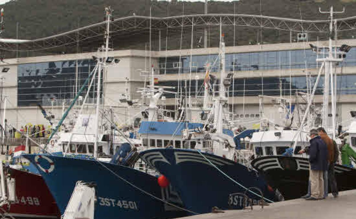 Vista del puerto pesquero de Santoña