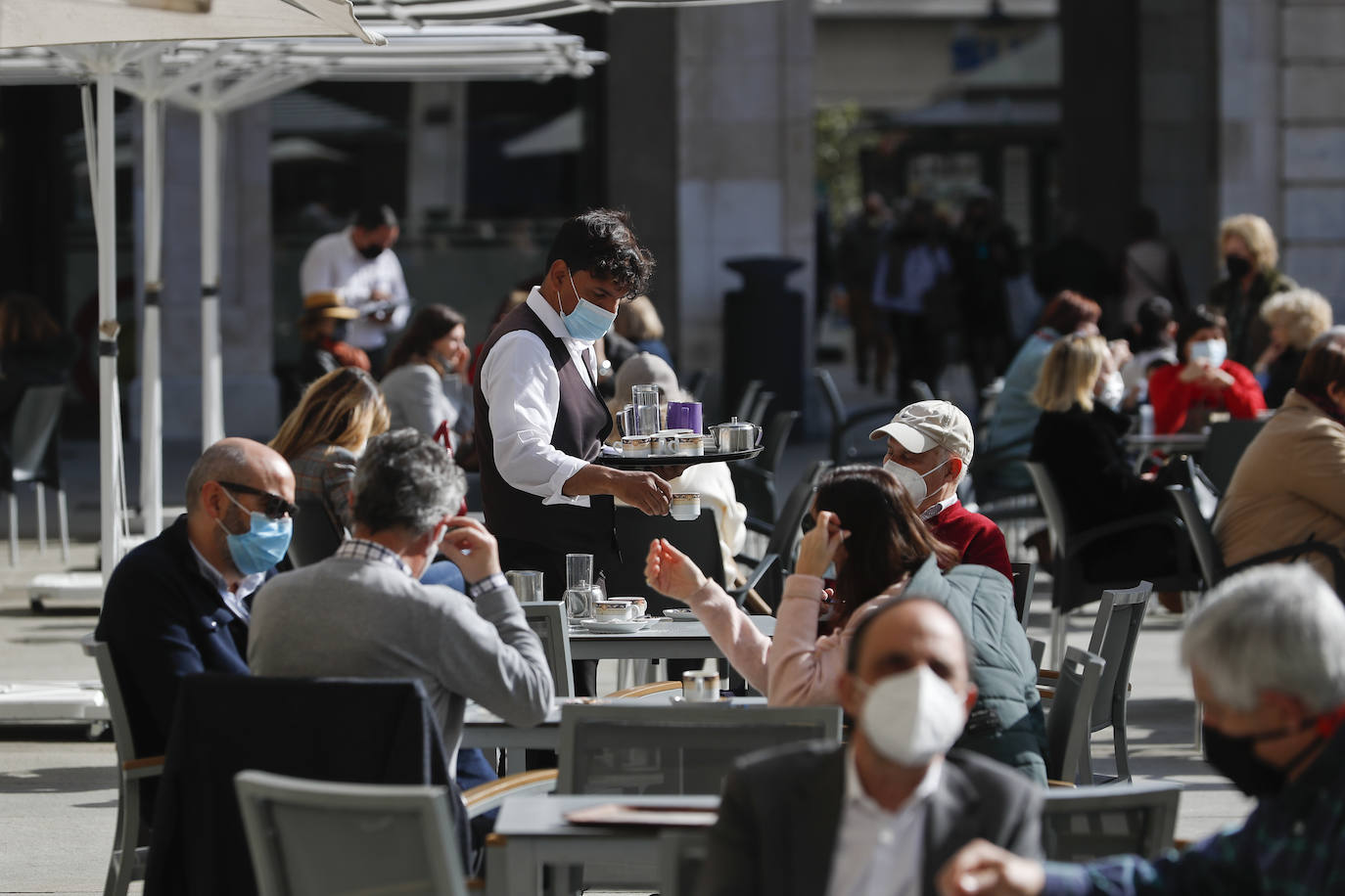El buen tiempo mantiene las terrazas llenas, los clientes apenas se han enterado de que ya pueden usar el interior y los que lo saben se sienten más seguros en la calle. Ese es el panorama que presenta un recorrido por el centro de Santander