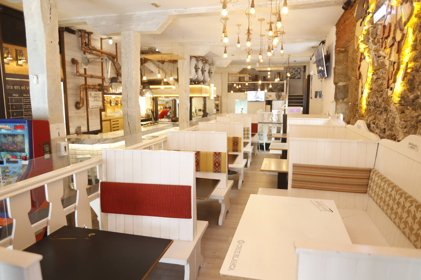 El buen tiempo mantiene las terrazas llenas, los clientes apenas se han enterado de que ya pueden usar el interior y los que lo saben se sienten más seguros en la calle. Ese es el panorama que presenta un recorrido por el centro de Santander