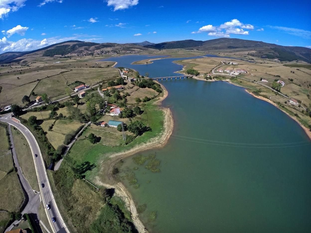 Imagen área del pantano del Ebro. javier rosendo