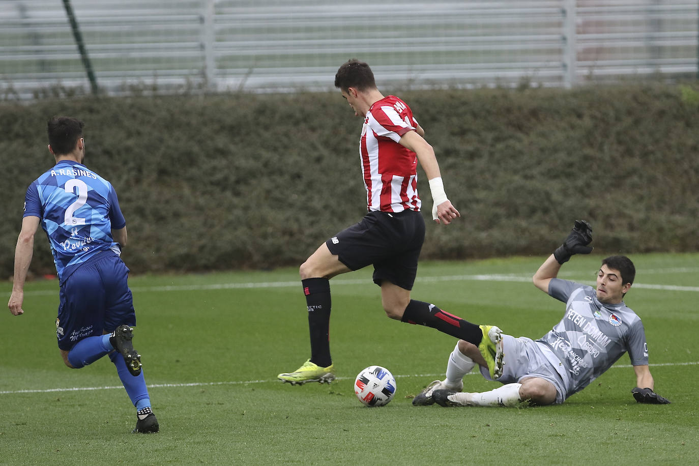 Un dudoso penalti cerca del descanso y un nuevo gol al comienzo de la segunda mitad decantaron el partido en contra del equipo pejino