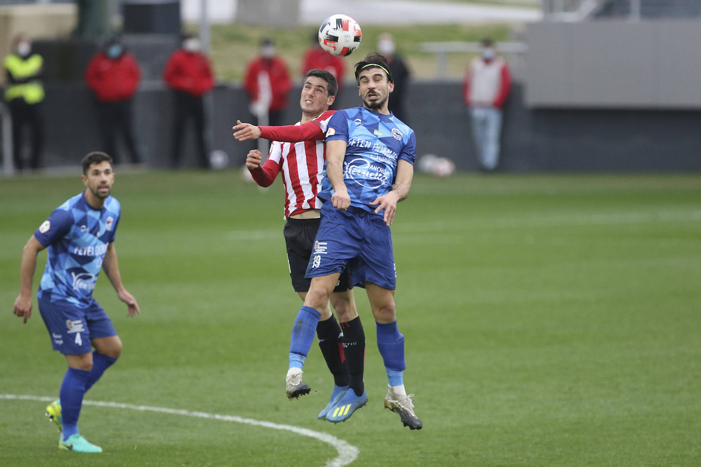 Un dudoso penalti cerca del descanso y un nuevo gol al comienzo de la segunda mitad decantaron el partido en contra del equipo pejino