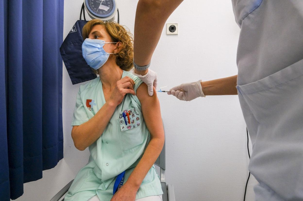 Una enfermera del Hospital Marqués de Valdecilla recibe una dosis de una de las vacunas contra el covid. 