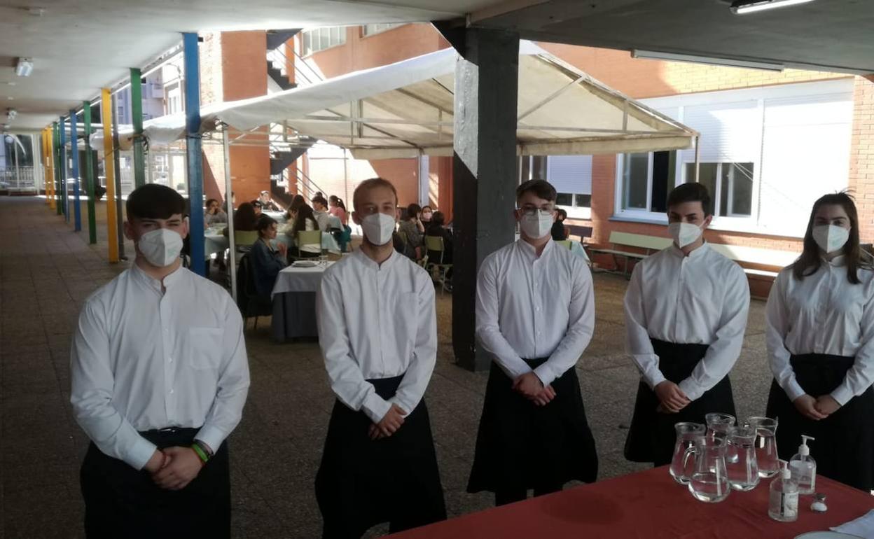 Gabriel Poo, Borja Gutiérrez, Ekaitz de la Iglesias, Diogo Pereira y Verónica Bustío, grupo de alumnos de Servicios en la escuela de Laredo