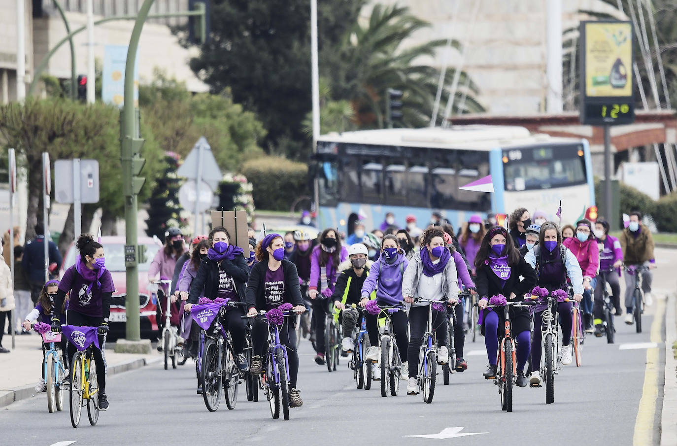 La marcha ha recorrido este domingo el centro de Santander, desde la Plaza de la Ciencia hasta el barrio Pesquero. Este ha sido uno de los primeros actos que se celebran en la calle en Cantabria por el 8M, cuyas principales actividades están convocadas para este lunes.