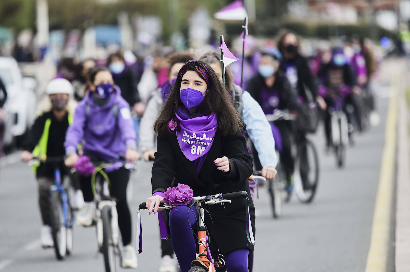 La marcha ha recorrido este domingo el centro de Santander, desde la Plaza de la Ciencia hasta el barrio Pesquero. Este ha sido uno de los primeros actos que se celebran en la calle en Cantabria por el 8M, cuyas principales actividades están convocadas para este lunes.