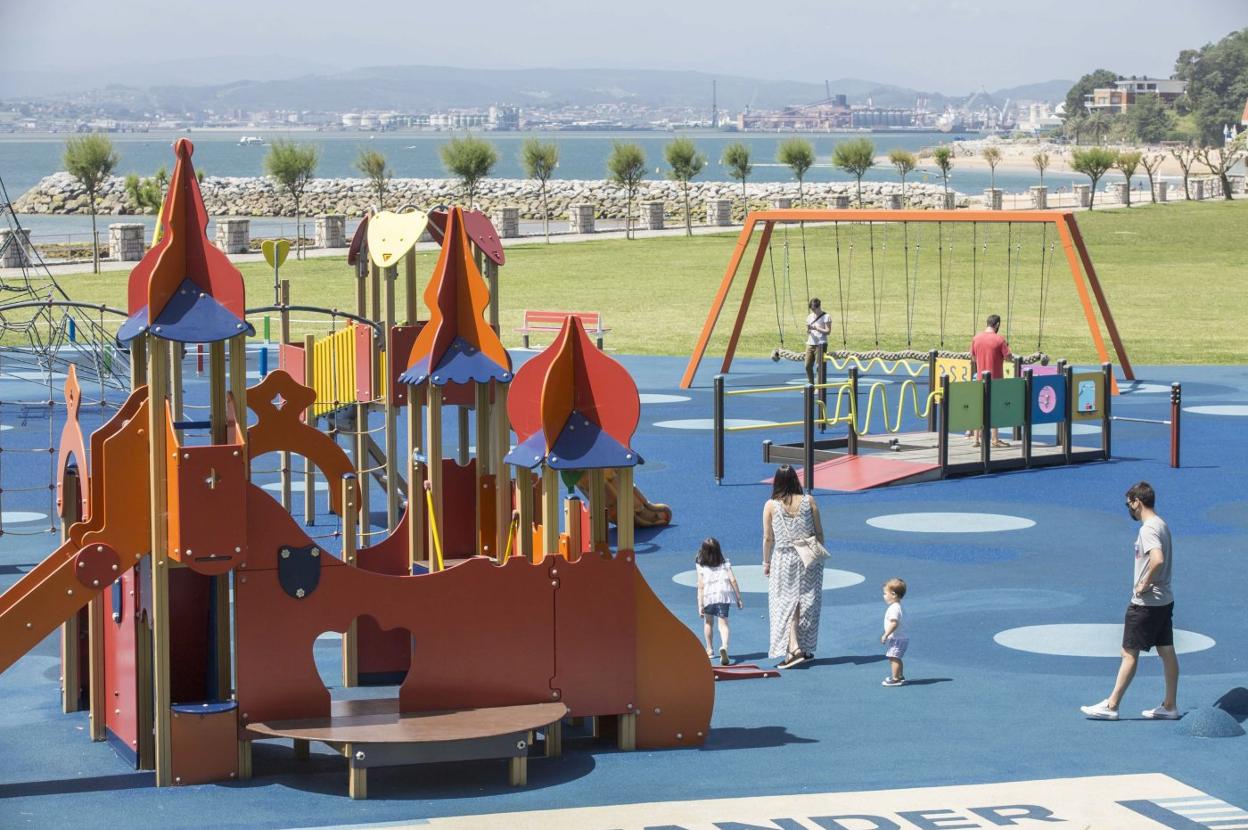  Niños jugando con sus padres en el parque infantil de La Magdalena.