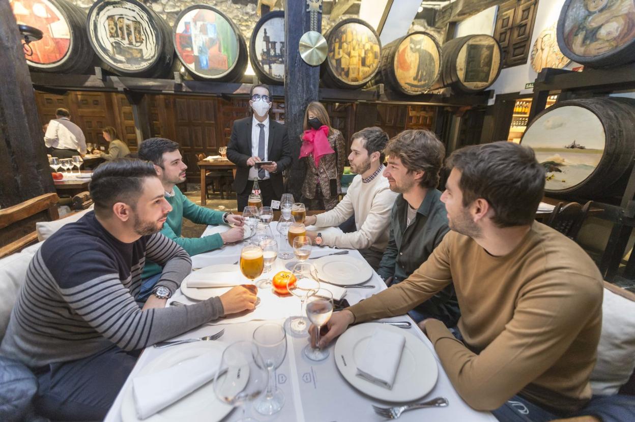 Distancia y aforos. Bodega El Riojano, al 33% de aforo en su interior, ha tenido una buena respuesta de su clientela. 