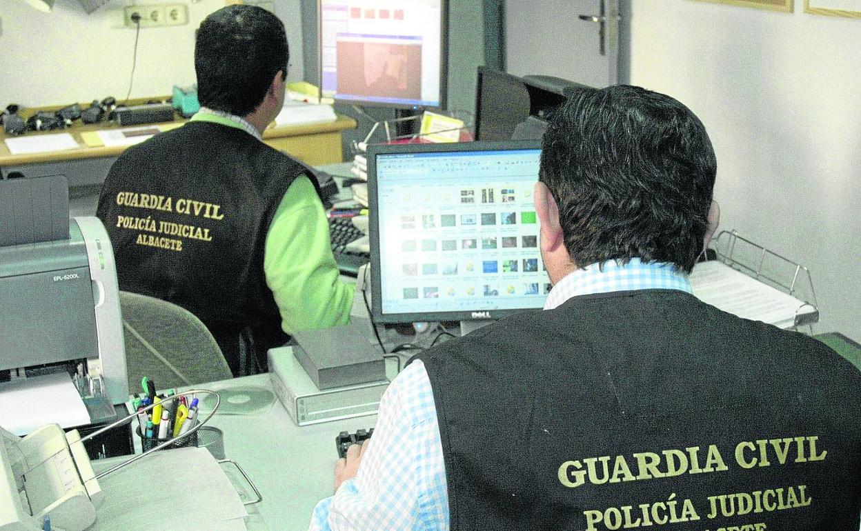 Un equipo de expertos de la Guardia Civil especializado en delitos de internet.