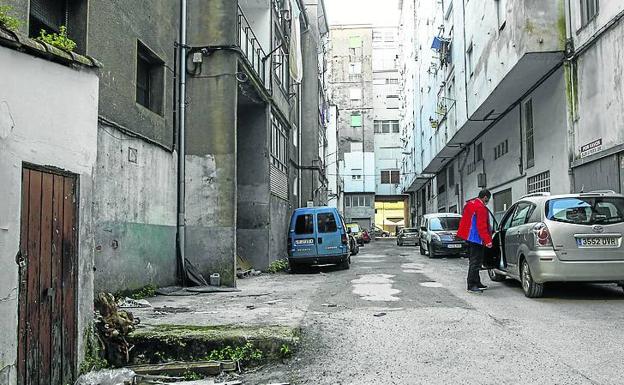 Baches y suciedad en el callejón de Casimiro Saiz.