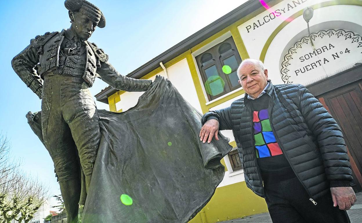 Indalecio Sobrino, nuevo presidente de la Plaza de Toros, posa frente al coso, junto a la estatua del torero Félix Rodríguez.