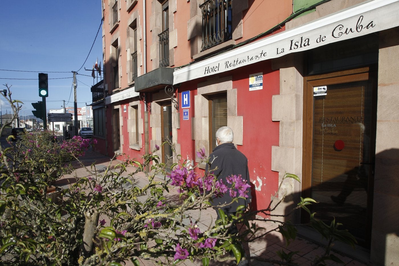 El Hotel-Restaurante Isla de Cuba, ahora cerrado, está situado en la Avenida de Bilbao (Sierrapando). 